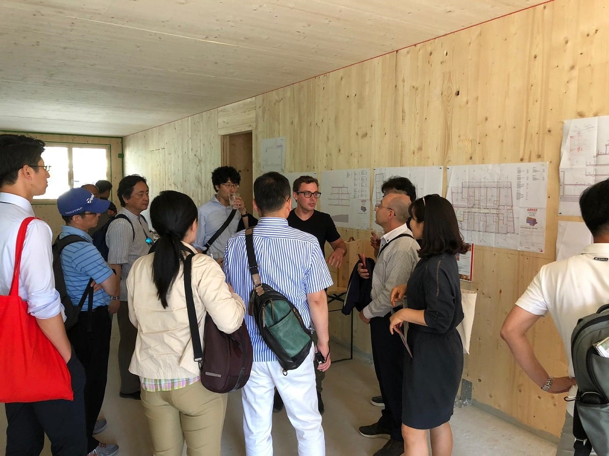 Japanische und suedkoreanische Delegation besichtigt Massivholzbau