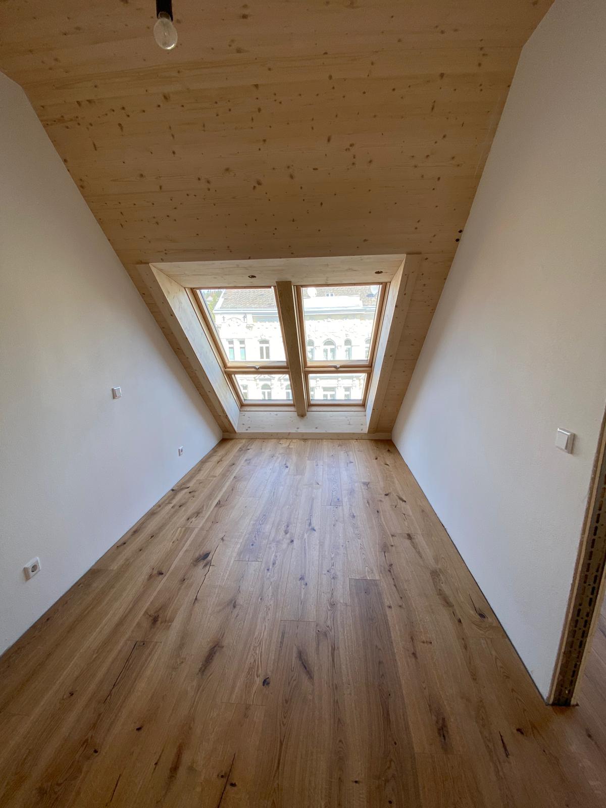 Dachgeschosswohnung Dachschraege mit Sichtholzdecke