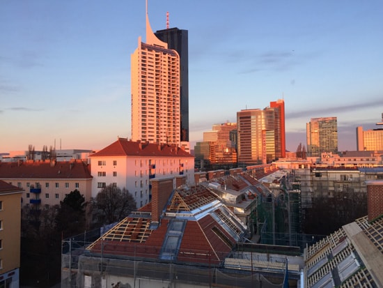 Baustelle des Dachgeschossausbaus Goethehof bei Sonnenaufgang