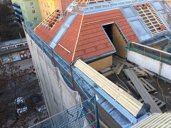 Der Dachgeschossausbau des Goethehofs ist hier im vollen Gange