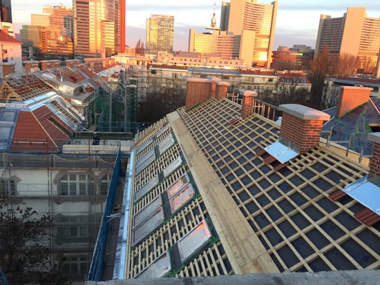 Die Dachflächen kurz vor der Fertigstellung