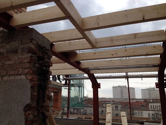 Holzbalken liegen in den Stahlträgern